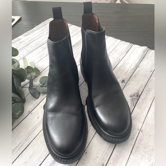 NWT COACH
Lyden Leather Chelsea Booties - Picture 2 of 12